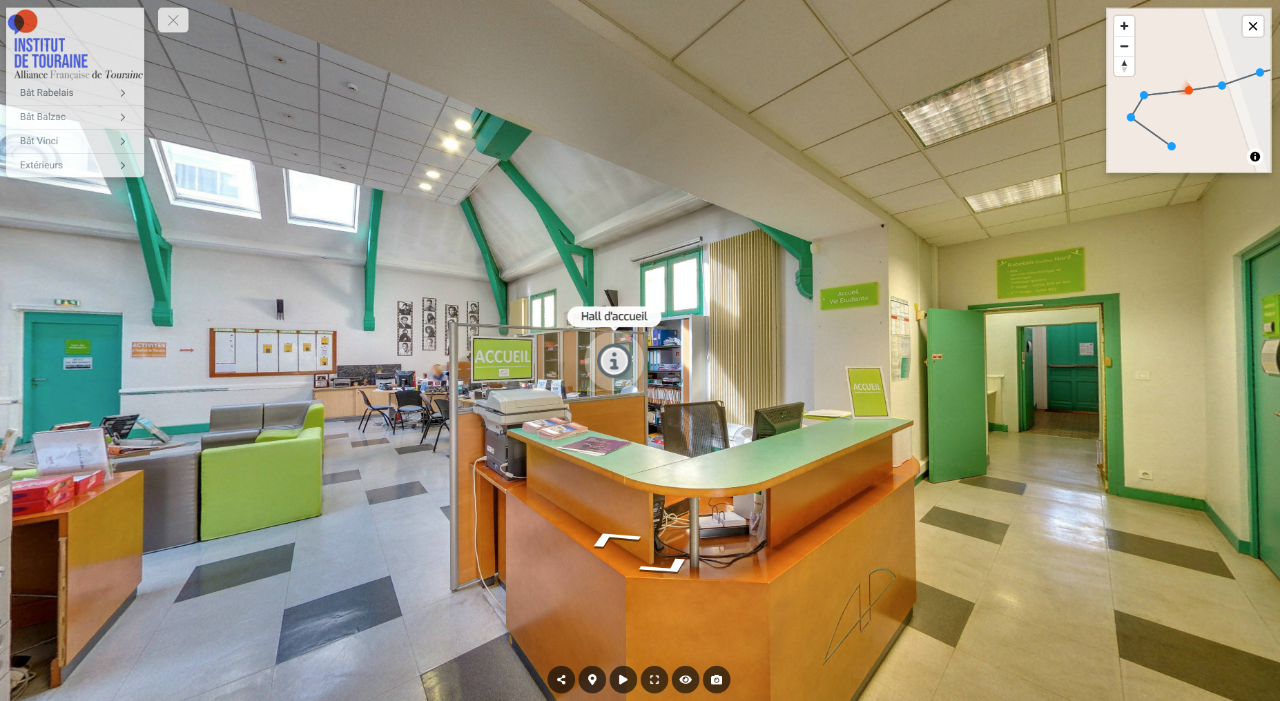Visite virtuelle de l'institut de Touraine à Tours, Hall d'accueil Visite virtuelle premium de l'institut de touraine à Tours montrant l'accueil avec des points interactifs pour obtenir des informations, un menu, une carte et les fleches de deplacements. Realisée par Guillaume Hareuxinté