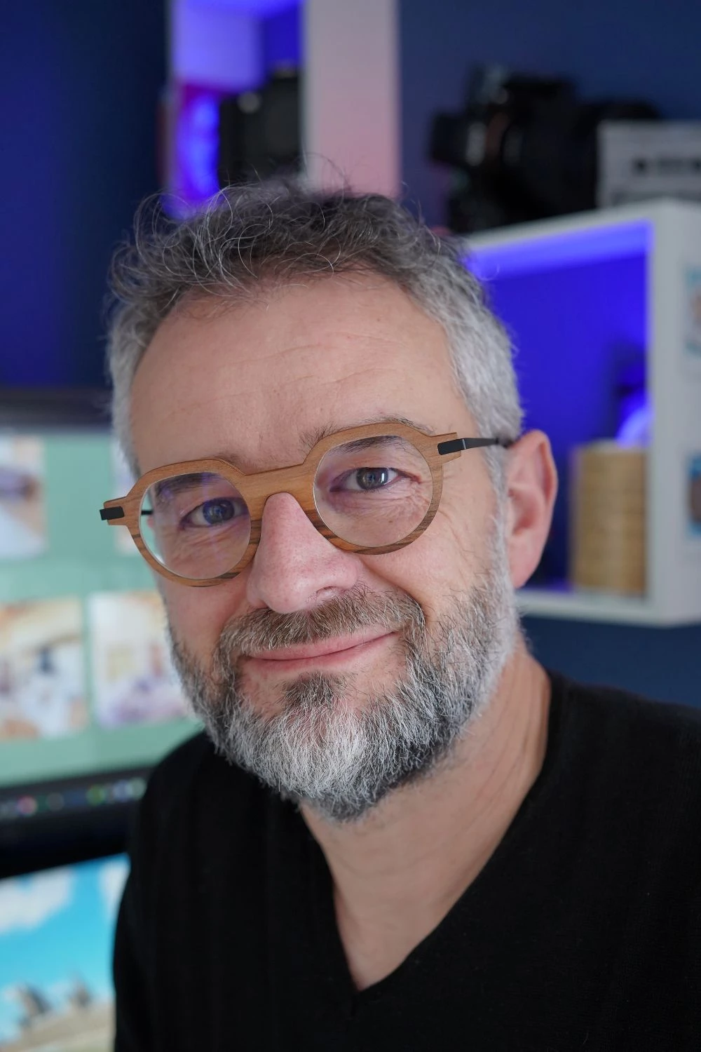 Portrait gros plan de Guillaume Hareux devant son poste de travail informatique