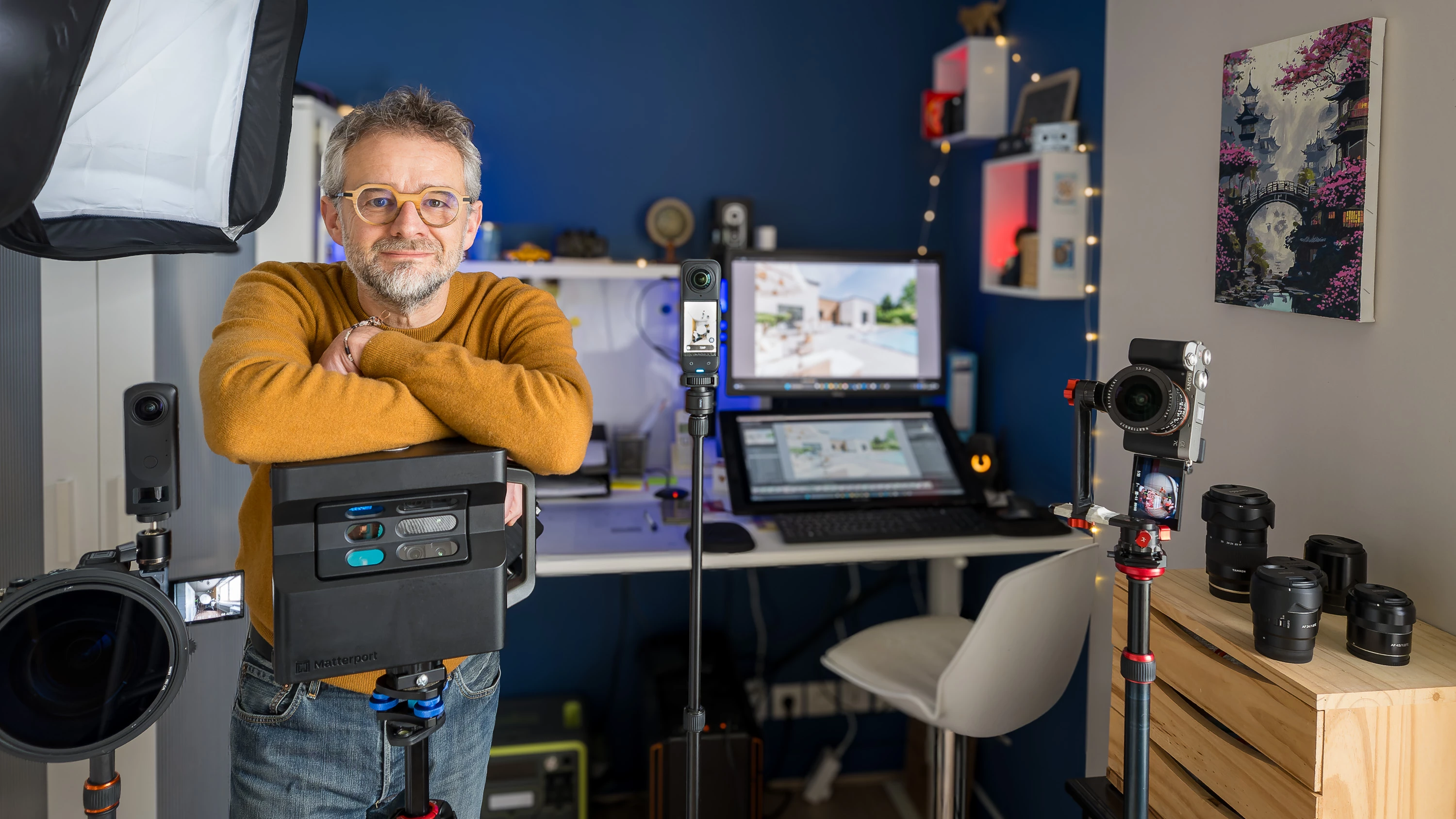 Le photographe guillaume hareux dans sont studio de post production avec tout son materiel