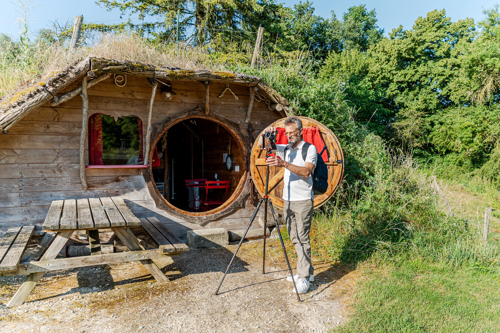 Le photographe guillaume hareux en cours de prise de vue pour la visite virtuelle du domaine de la roche bellin a descartes