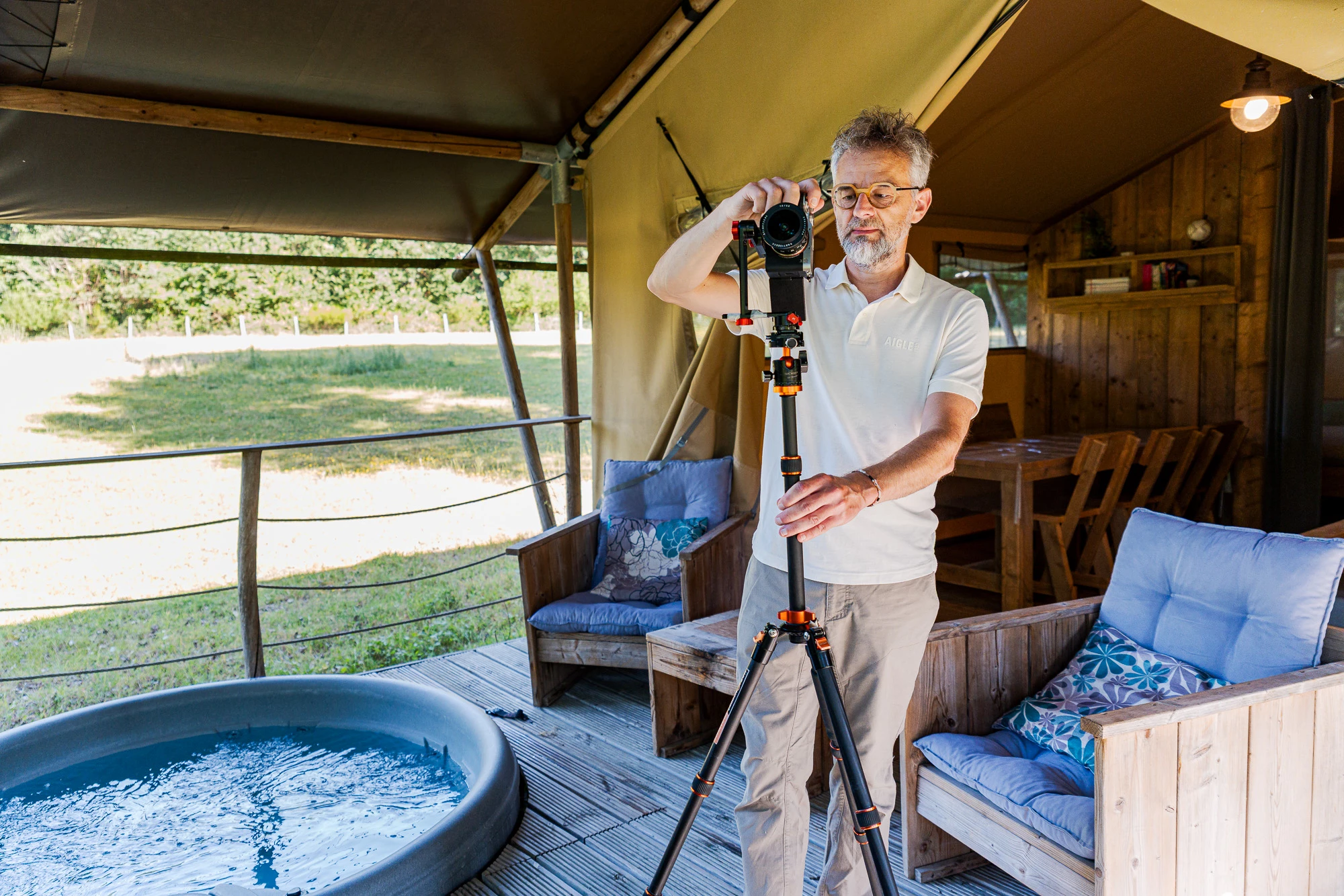 Le photographe guillaume hareux en cours de prise de vue pour la visite virtuelle du domaine de la roche bellin a descartes